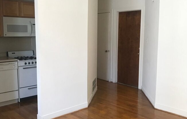 Studio, 1 bath, 400 sqft, $1,099, Unit 9E