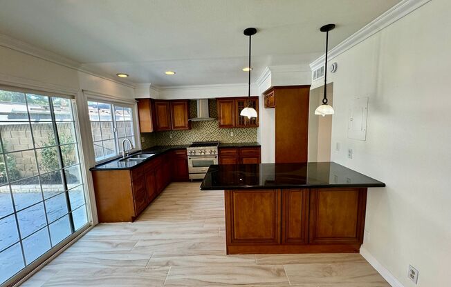 Beautiful 3 Bedroom, 3 Bathroom Townhome in Gated Community of Cerritos