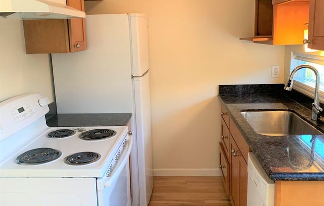 Central District: Top Floor 2 Bed/1 Bath