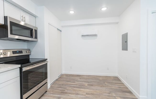 Studio, 1 bath, 595 sqft, $1,498, Unit 100