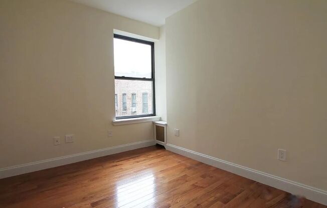 3 beds, 1 bath, $3,900, Unit 2F