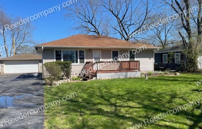 Spacious 3 bed 1 bath house with HUGE fenced in back yard