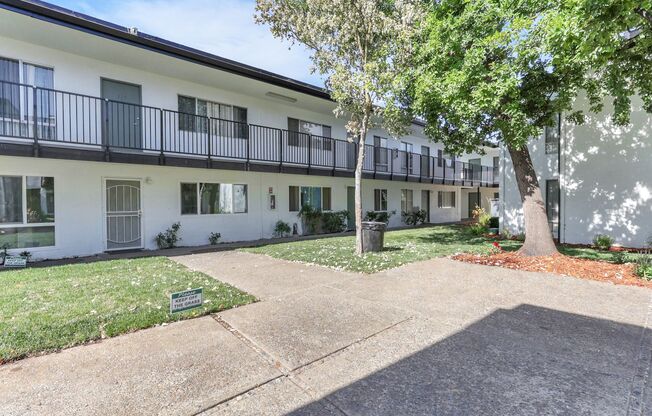 2 beds, 1 bath, 880 sqft, $1,775, Unit 107