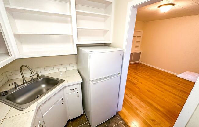 Studio, 1 bath, 326 sqft, $1,395, Unit 04