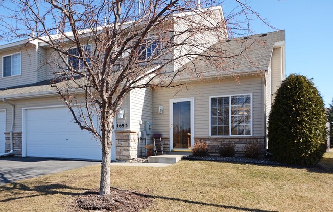 Gorgeous 3 bed 2 bath end-unit Waconia Townhouse!