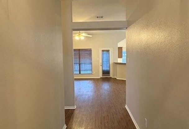 Cozy 3 Bedroom, 2 Bathroom Home with plenty of space, Arlington ISD!