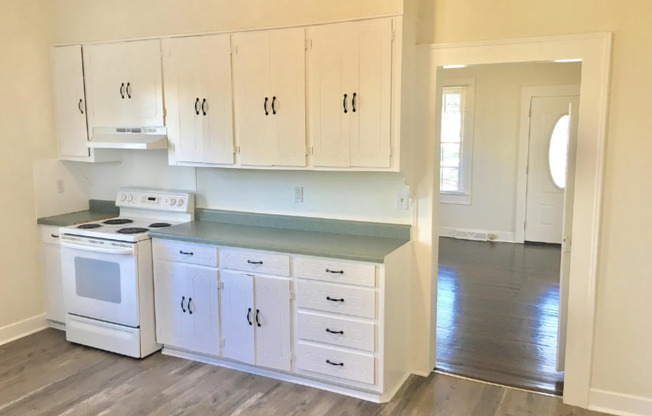 Beautiful 2 Bedroom 1 Bathroom Home with Spacious Living and Backyard