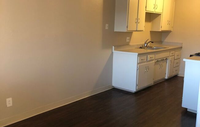 2 beds, 1 bath, 1,050 sqft, $1,600, Unit 4