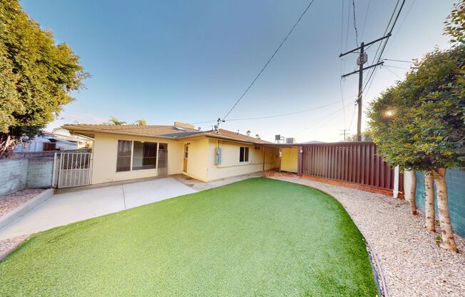Large house Steps off Campus