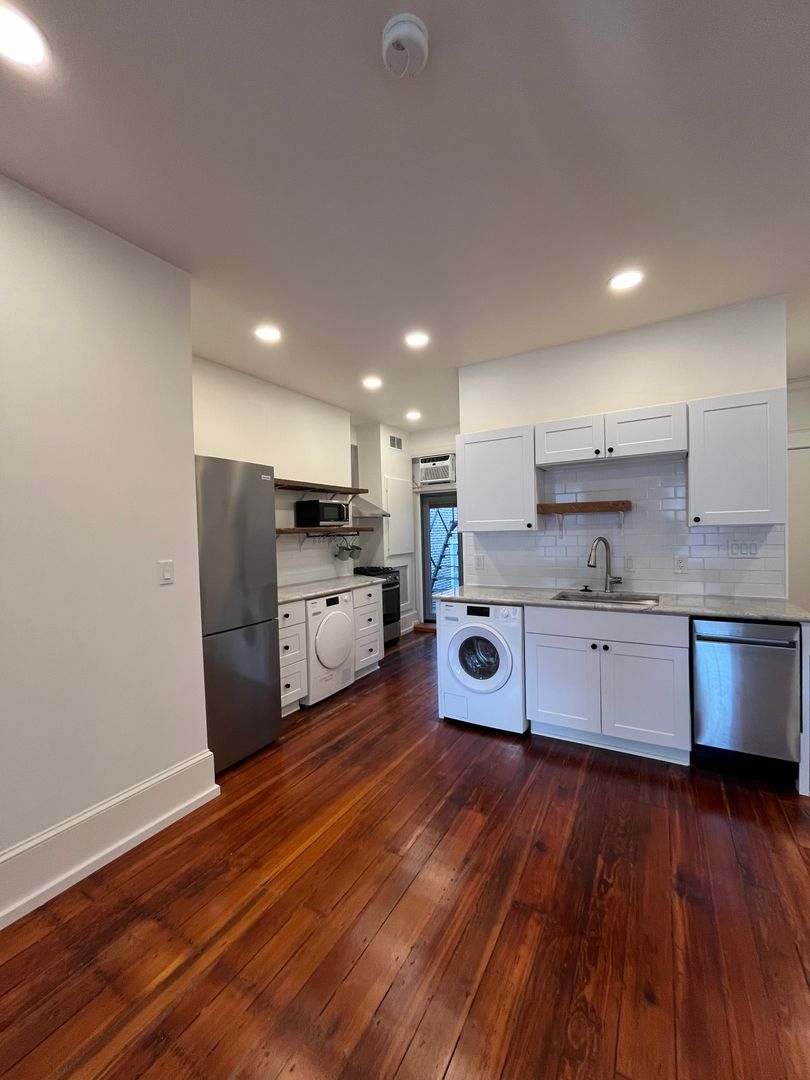 Bright One Bedroom Apartment in Washington Square West!