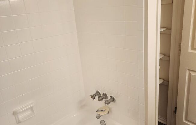 2 beds, 2 baths, 990 sqft, $1,150, Unit 05 - 516