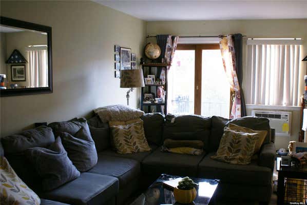 3 beds, 2 baths, $3,250