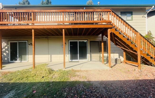 2 beds, 1 bath, $1,050, Unit 1232 Yellowstone