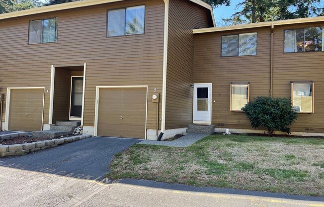 Pet Friendly Spacious 3 Bedroom Condo, Close to Schools, shopping and NAS Whidbey!