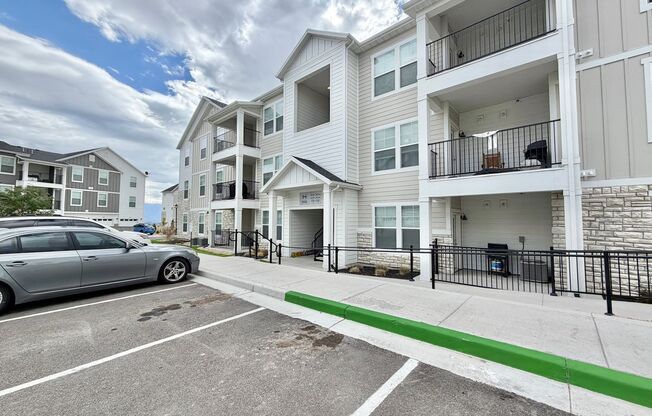 3 Bed Townhome | Mountain Views, Pool, Pickleball & More