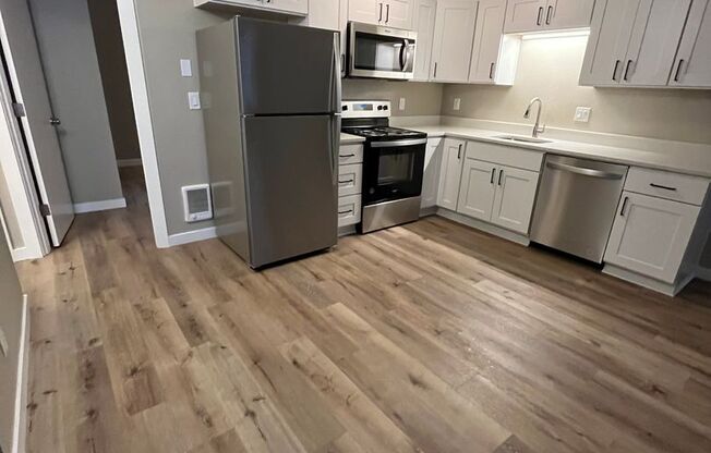 2 beds, 1 bath, 727 sqft, $1,695, Unit 24
