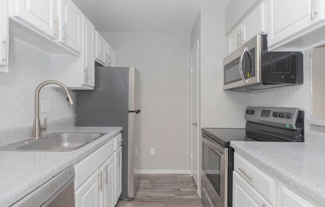 1 bed, 1 bath, 658 sqft, $950, Unit 707