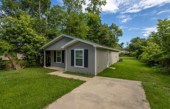Move In Special - $40 app fee!!   3 Bed / 1 bath home in Beaumont! Move in ready!