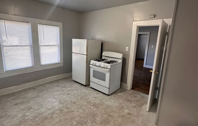 2 beds, 1 bath, 987 sqft, $925