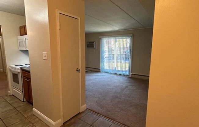 2 beds, 1.5 baths, 934 sqft, $1,550, Unit M04