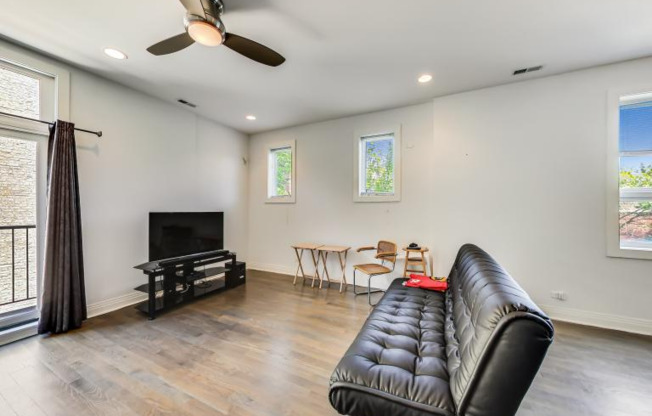 5771 N RDG AVE