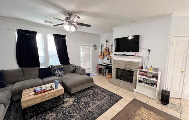 Luxury Living in North Austin / Condominium / Gated Community / 3 bedrooms / 2 car garage