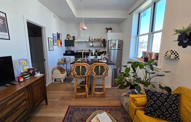 Bright 1 bedroom available December 10