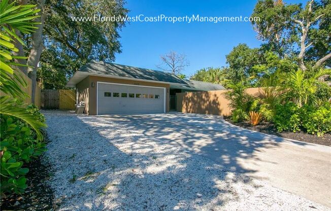 SARASOTA POOL HOME! FENCED YARD! SUPER LOCATION TO DOWNTOWN SARASOTA!  AVAILABLE NOW