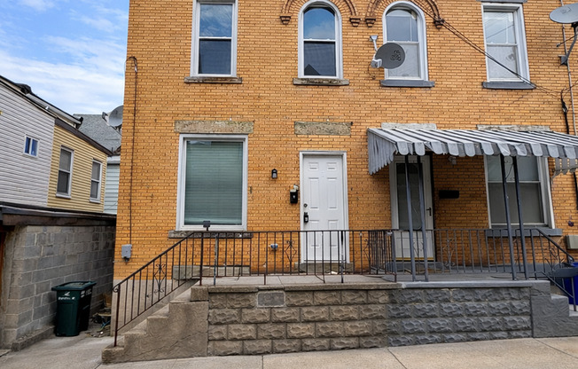 Bright and Updated 2 Bedroom 1.5 Bath House in Oakland