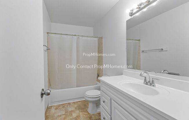 2 beds, 1 bath, $1,399, Unit 5504 SE Center Street  Unit D