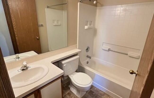 2 beds, 2 baths, 976 sqft, $1,350, Unit 11