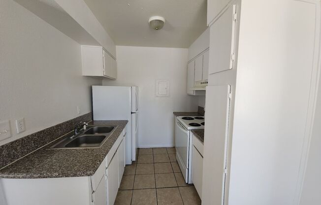 2 beds, 1 bath, 717 sqft, $1,000, Unit Unit 3