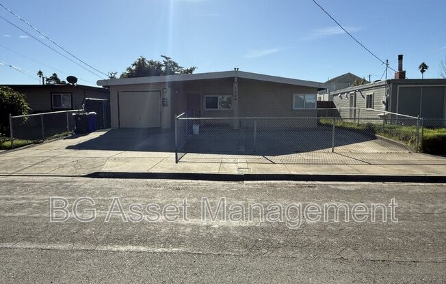 1526 VISALIA AVE