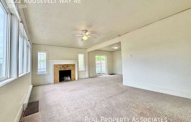 5822 ROOSEVELT WAY NE