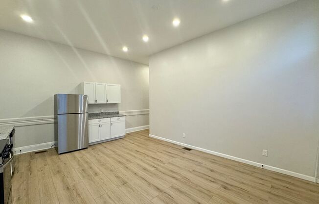 3 beds, 1 bath, 800 sqft, $2,550, Unit Unit 1