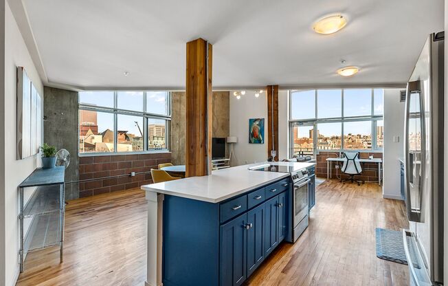 Beautiful Golden Triangle Loft!