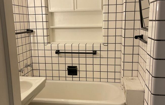 1 bed, 1 bath, 754 sqft, $1,400, Unit Old King Edward 75
