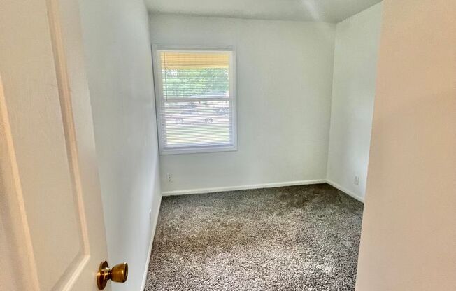 3 beds, 1 bath, $950