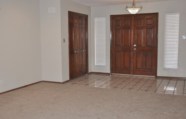 CORNER WEST RIVERSIDE 3/BD 2.5/BA 2/CG2900SF