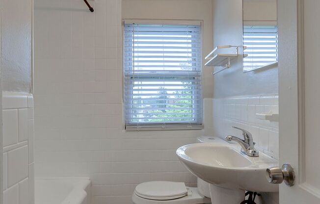 3-Bedroom 2-Bath Row Home Minutes from Morgan State