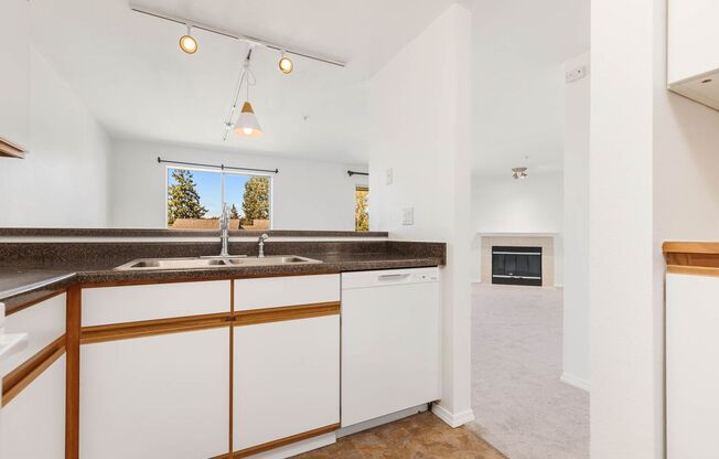 Prime Location Near Lake Washington – Updated 2 Bedroom Condo!