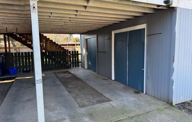 Updated 2-Bedroom Upstairs of Duplex: New Flooring, Paint & Blinds