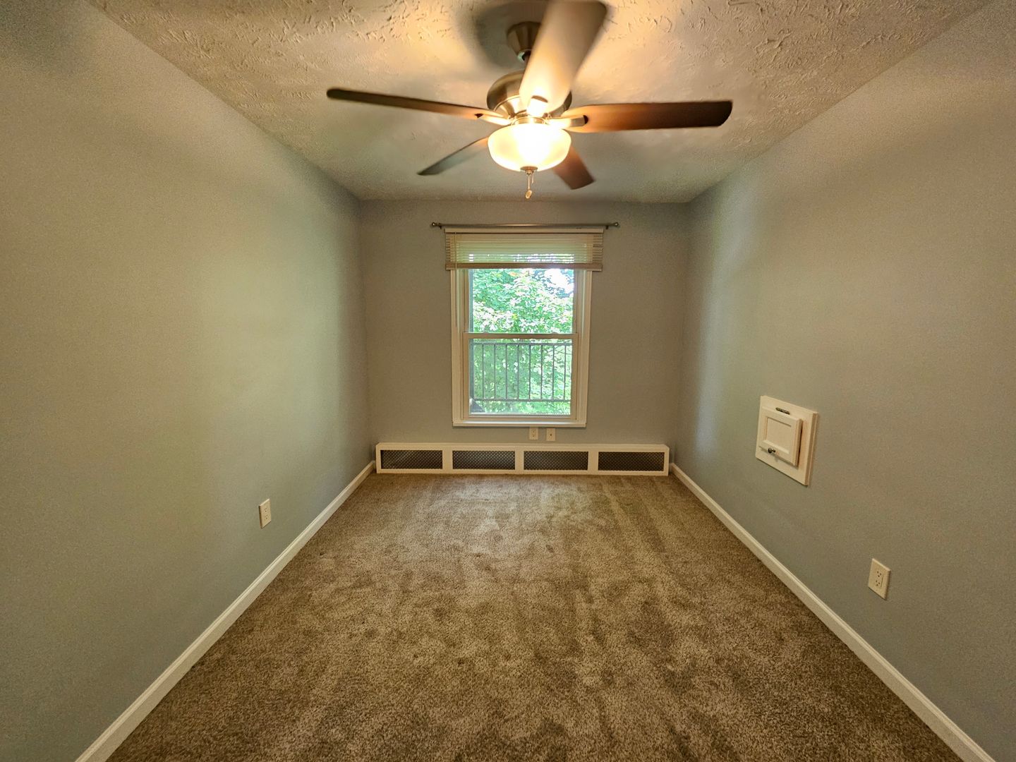 2 bedroom 1 bath apartment located in Bellvue!