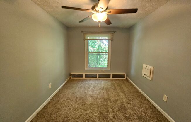 2 bedroom 1 bath apartment located in Bellvue!