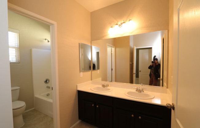 Lovely Home with Community Pool