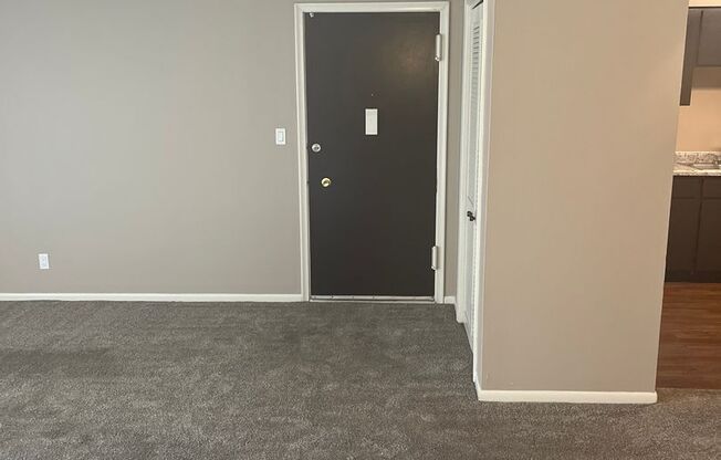 2 beds, 1 bath, 948 sqft, $1,179, Unit 032