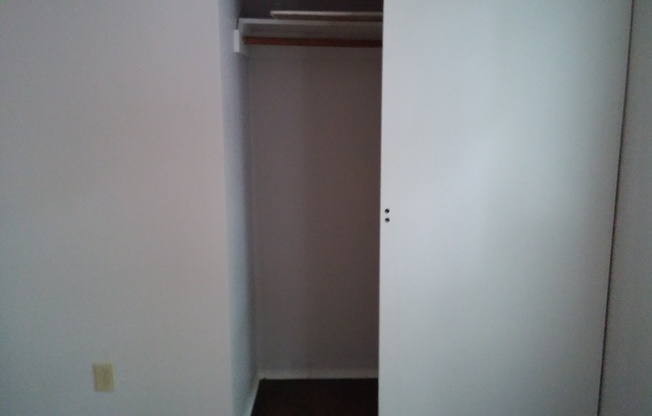 2 beds, 1 bath, 1,025 sqft, $1,250, Unit 138-06 Woodhill