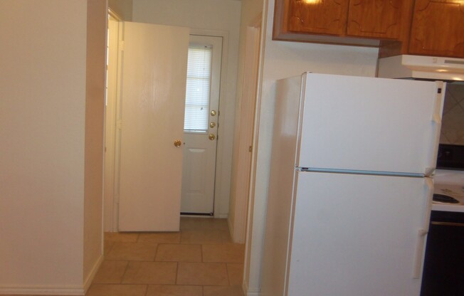 2 beds, 1.5 baths, 1,100 sqft, $875, Unit B