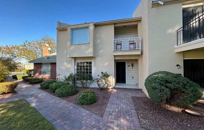 SPACIOUS 2 BEDROOM TOWNHOME IN LAS VEGAS COUNTRY CLUB