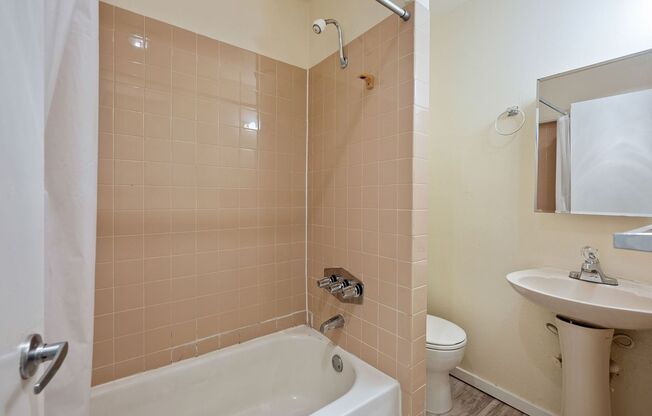 Studio, 1 bath, 400 sqft, $1,225, Unit B13